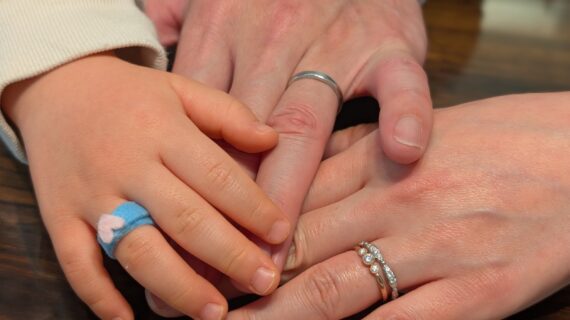 ルシエの結婚指輪をつけた夫婦