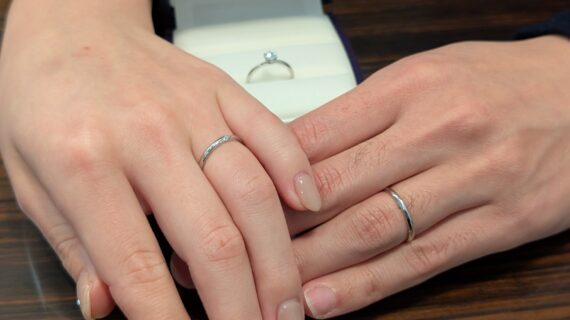 NIWAKAの結婚指輪をつけたカップル