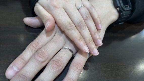 カフェリングとNIWAKAの結婚指輪を着けたカップル