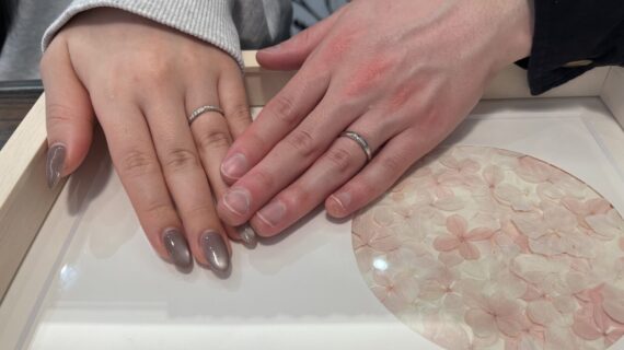 NIWAKAの結婚指輪を着けたカップル