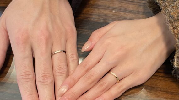 プルーブの結婚指輪を着用したカップルの手元