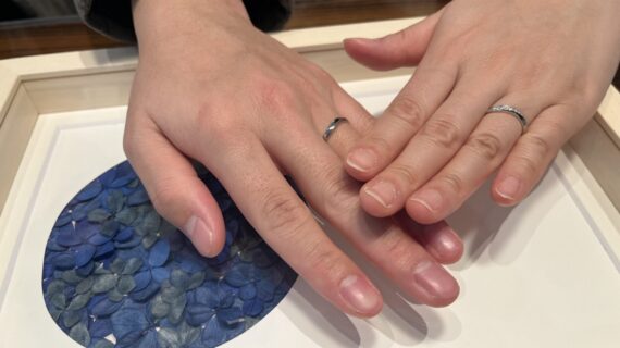 ロイヤル・アッシャーの結婚指輪を着けたカップル