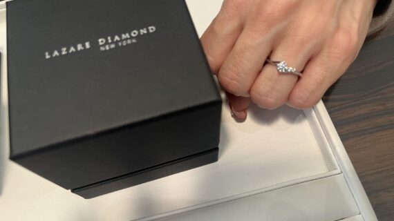 ラザールダイヤモンドの婚約指輪を着けた女性