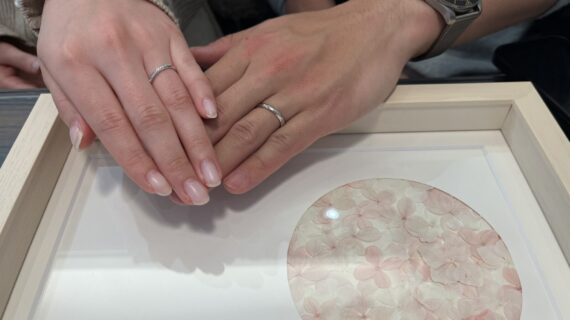 NIWAKAの結婚指輪を着けたカップル