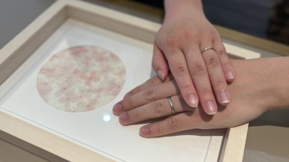 ロイヤル・アッシャーとNIWAKAの結婚指輪をそれぞれ着用した男女の手元