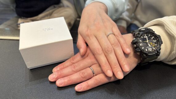 ロイヤル・アッシャー結婚指輪を着けた男女の手元