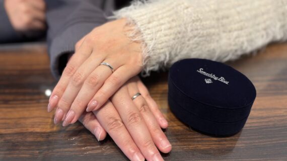 サムシングブルーの結婚指輪を着けた男女の手元