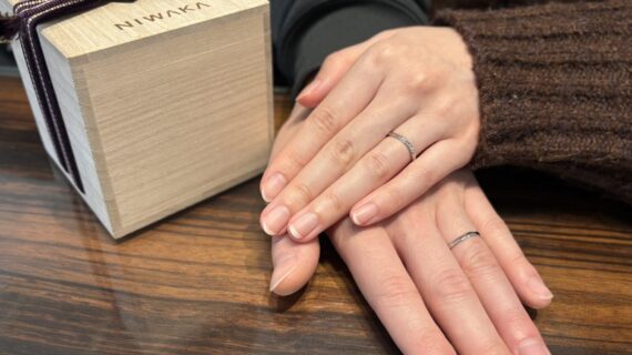 NIWAKAの結婚指輪を着けた男女の手元