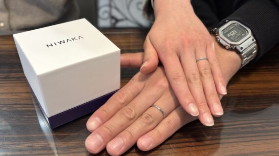 NIWAKAの結婚指輪を着けた男女の手元