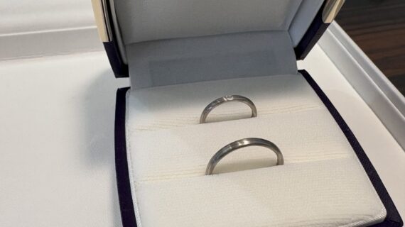 NIWAKAの結婚指輪がケースに入っている様子。