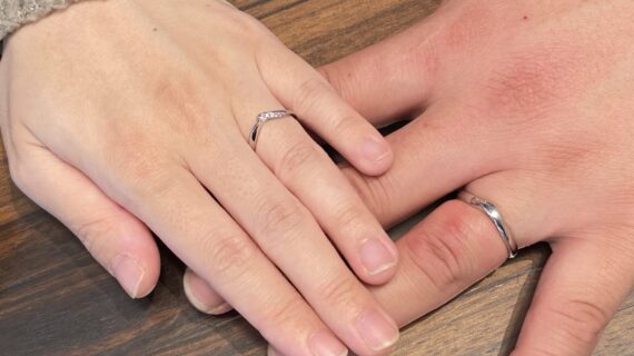 NIWAKAの結婚指輪を着用したカップルの手元