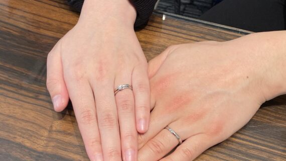 NIWAKAの婚約指輪と結婚指輪を着用したカップルの手元