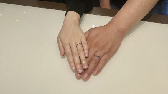 NIWAKAの結婚指輪をつけたカップル