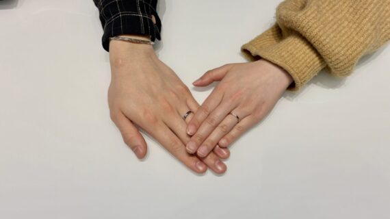 NIWAKAの結婚指輪をつけたカップル