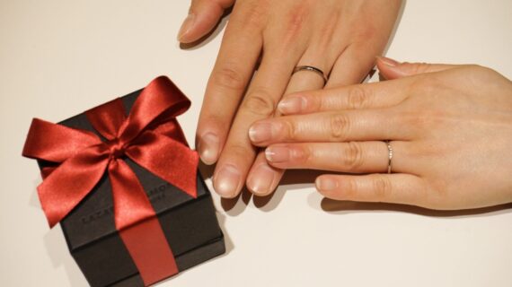 ラザールダイヤモンドの結婚指輪を着用したカップルの手元