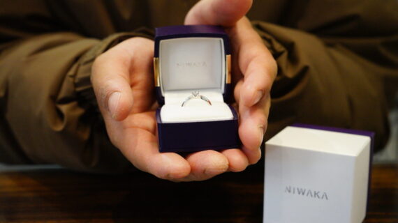 NIWAKAの婚約指輪を持つ男性