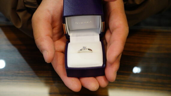 NIWAKAの婚約指輪を持つ男性