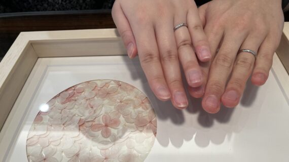 ニワカの結婚指輪を着けた夫婦