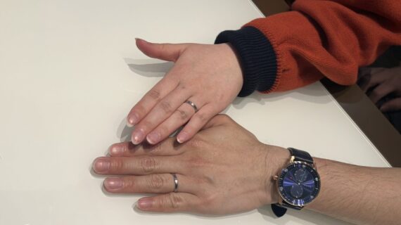 ルシエの結婚指輪をつけたカップル