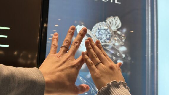 ルシエの結婚指輪をつけたカップル