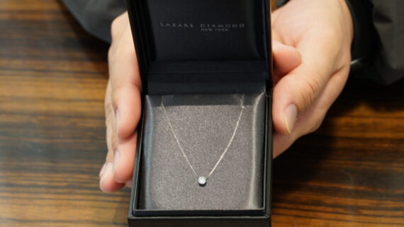 ラザールダイヤモンドの婚約ネックレス「プライム」