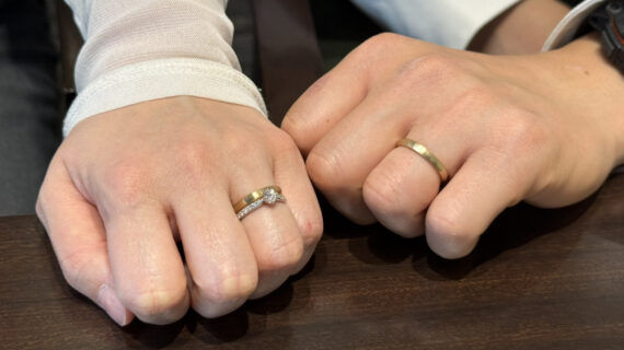 NIWAKAの結婚指輪を着けたカップルの手元