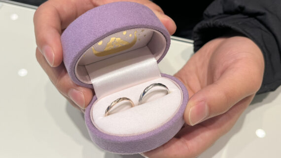 ラプンツェルの結婚指輪のケースを持つ男性