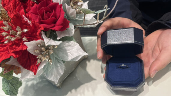 ロイヤルアッシャーの婚約指輪のケースを持つ男性