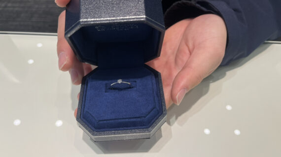 ロイヤルアッシャーの婚約指輪のケースを持つ男性