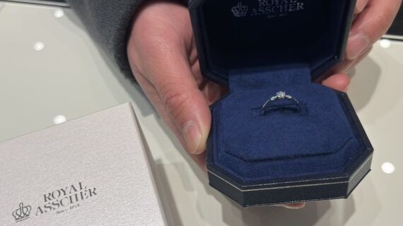 ロイヤルアッシャーの婚約指輪のケースを持つ男性