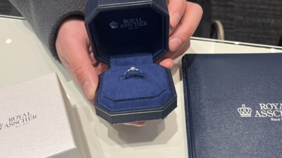 ロイヤルアッシャーの婚約指輪のケースを持つ男性