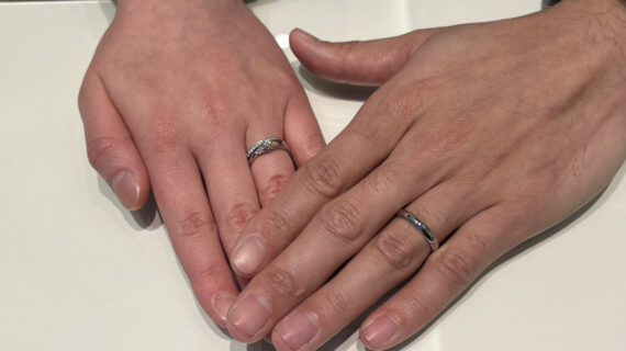NIWAKAの結婚指輪を着けたカップル