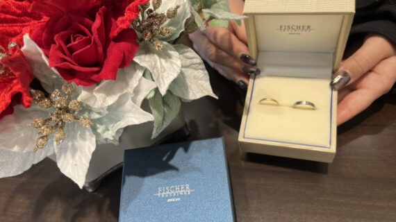 フィッシャーの結婚指輪を持つ女性