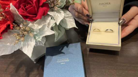 フィッシャーの結婚指輪のケースを持つ女性