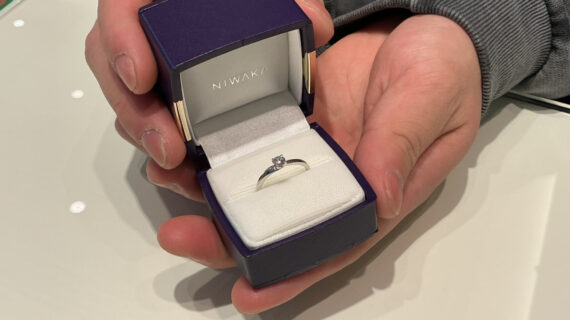 NIWAKA(ニワカ)の婚約指輪のケースを持つ男性