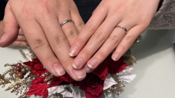 NIWAKA(ニワカ)の結婚指輪を着けたカップル