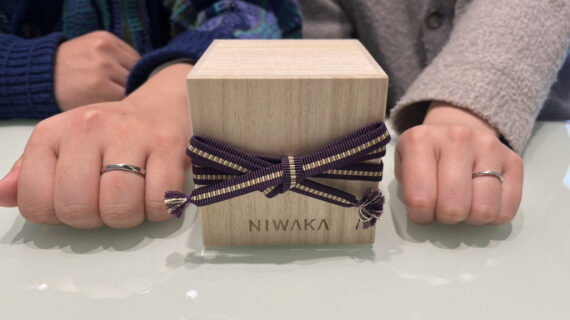 NIWAKA(ニワカ)の結婚指輪を着けたカップル