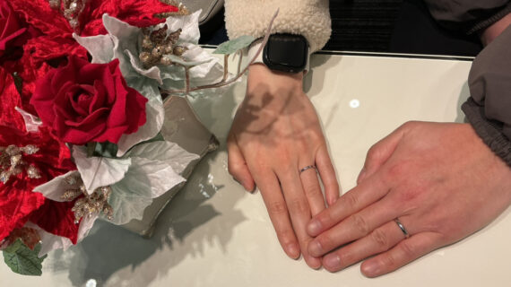 ロイヤルアッシャーの結婚指輪を着けたカップル