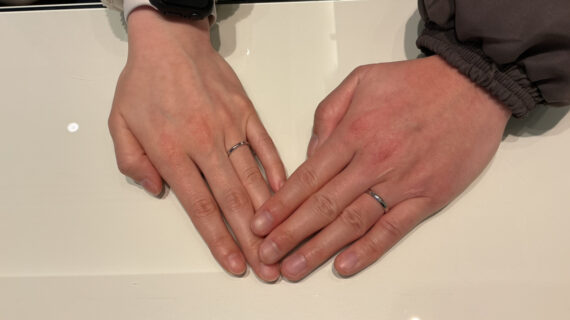 ロイヤルアッシャーの結婚指輪を着けたカップル