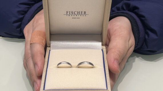 フィッシャーの結婚指輪のケースを持つ男性