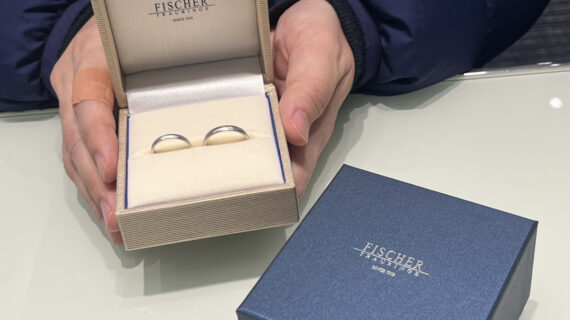 フィッシャーの結婚指輪のケースを持つ男性