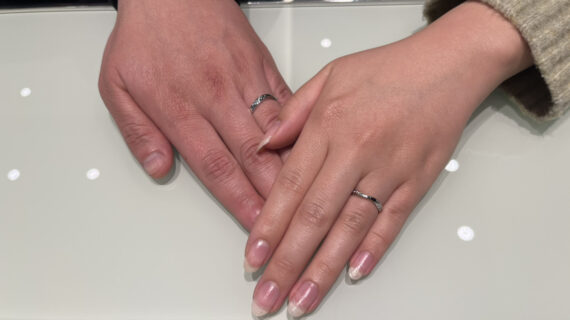 NIWAKA(ニワカ)の結婚指輪を着けたカップル