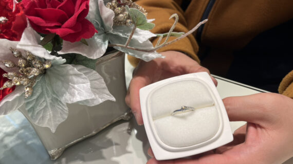 NIWAKA(ニワカ)の婚約指輪のケースを持つ男性