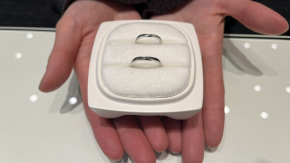 NIWAKAの結婚指輪のケースを持つ女性