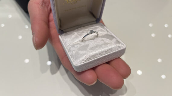 ディズニーラプンチェルの婚約指輪のケースを持つ男性