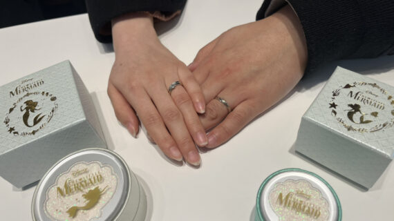 ディズニーリトルマーメイドの婚約指輪と結婚指輪を着けたカップル