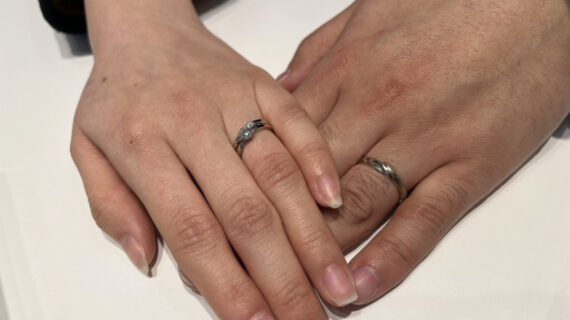 ディズニーリトルマーメイドの婚約指輪と結婚指輪を着けたカップル