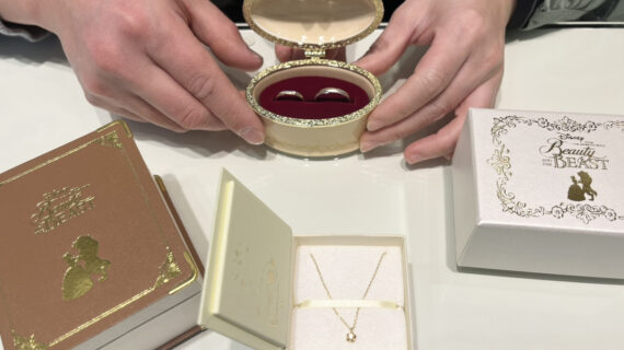 美女と野獣の結婚指輪を持つカップル