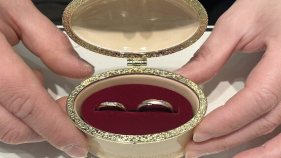 美女と野獣の結婚指輪のケースを持つカップル