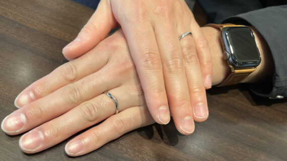 NIWAKA(ニワカ)の結婚指輪を着けた男女の手元